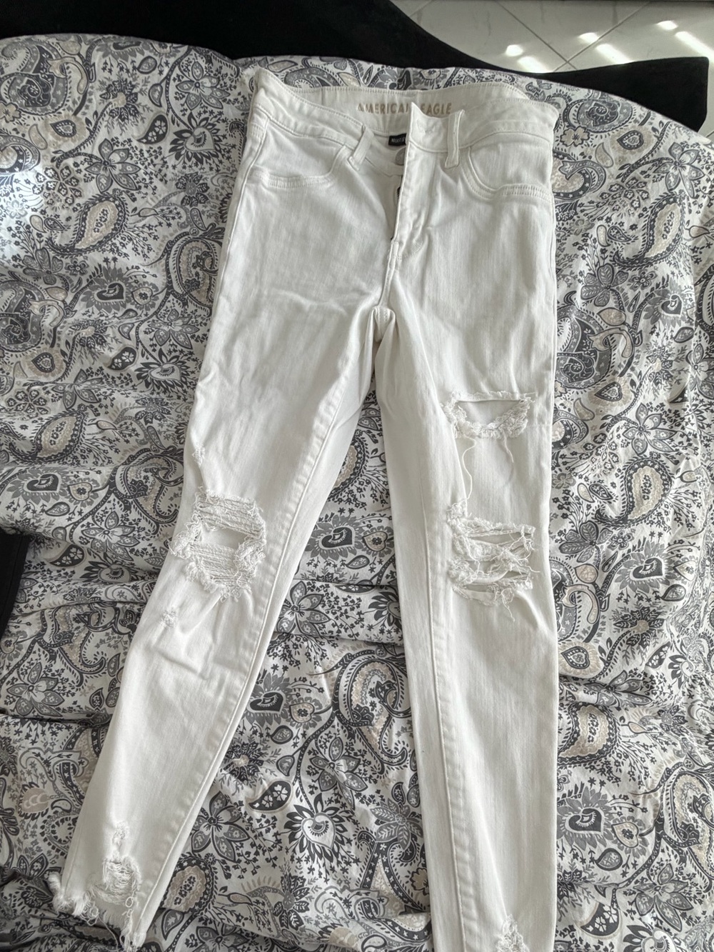 American Eagle Outfitters White Stretch Ripped Jeans